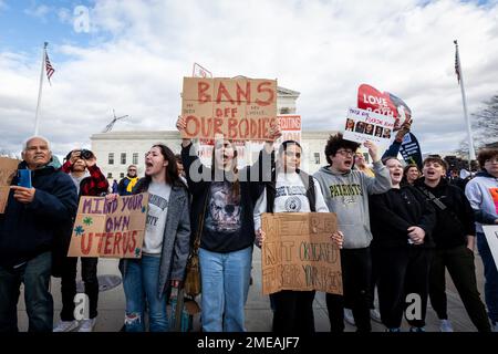 Washington, États-Unis. 20th janvier 2023. Contre-manifestants pro-choix à la Cour suprême lors de la Marche annuelle pour la vie à Washington, DC. la marche de cette année est une célébration du renversement par la Cour suprême de Roe c. Wade et du droit fédéral à l'avortement sur 24 juin 2022, dans l'avis Dobbs c. JWHO. Près de la moitié des États ont depuis interdit ou sévèrement restreint l’accès à l’avortement. Les militants anti-avortement veulent aller plus loin et ont appelé le Congrès à adopter une interdiction nationale de l'avortement. (Photo par Allison Bailey/SOPA Images/Sipa USA) crédit: SIPA USA/Alay Live News Banque D'Images