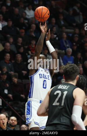 Blacksburg, Virginie, États-Unis. 23rd janvier 2023. Duke Blue Devils forward Dariq Whitehead (0) réalise un tir de saut lors du match de basket-ball NCAA entre les Duke Blue Devils et les Virginia Tech Hokies au Cassell Coliseum de Blacksburg, en Virginie. Greg Atkins/CSM/Alamy Live News Banque D'Images