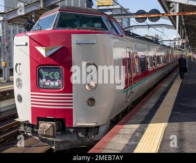 Un train express JR West 381 Series Yakumo à la gare d'Izumoshi dans la préfecture de Shimane, au Japon. Banque D'Images