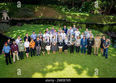 Vingt-neuf participants de 15 nations se sont réunis au Centre est-Ouest situé à l'Université d'Hawaï à Manoa pour participer à un cours de deux semaines, urgences sanitaires dans de grandes populations, Organisé par le Centre d'excellence pour la gestion des catastrophes et l'aide humanitaire en partenariat avec le Comité international de la Croix-Rouge et l'Université d'Hawaï. Le Centre d'excellence en gestion des catastrophes et en aide humanitaire fournit des recherches académiques, une formation à la coordination civilo-militaire et des connaissances opérationnelles pour appuyer la prise de décisions avant, pendant et après Banque D'Images