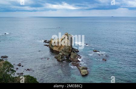 La côte de la mer du Japon dans la préfecture de Shimane, au Japon, vue à partir d'un train express JR West Super Oki sur la ligne principale de Sanin. Banque D'Images