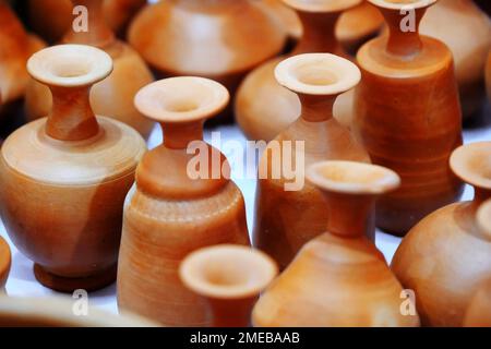 Divers pots en terre cuite et objets décoratifs magasin, des rangées de pots en terre cuite faits à la main traditionnels et de la faïence à vendre à Pune, Inde. Banque D'Images