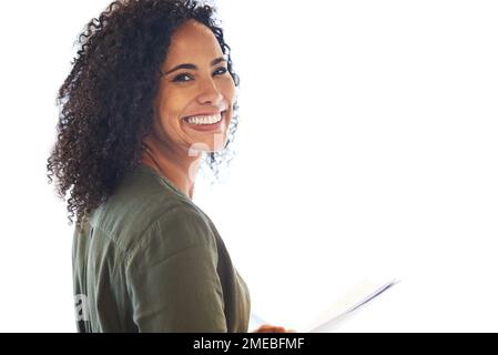 Travailler avec le sourire. Photo en studio d'une jeune femme d'affaires attirante se posant sur un fond blanc. Banque D'Images