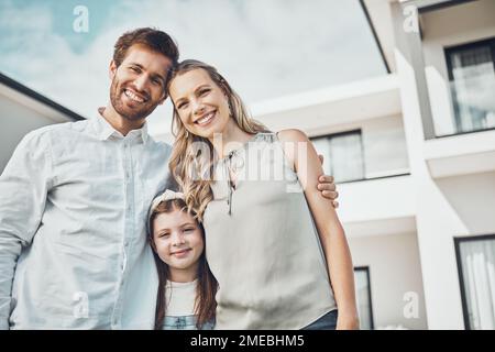Famille heureuse, portrait et plein air immobilier de nouveau prêt à la maison, maison de luxe et hypothèque de bâtiment en Suède. Parents, enfant et sourire devant Banque D'Images