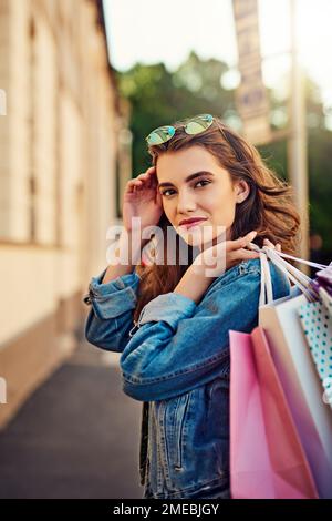 Profiter de mon été en faisant du shopping. une belle jeune femme sur une frénésie de shopping dans la ville. Banque D'Images