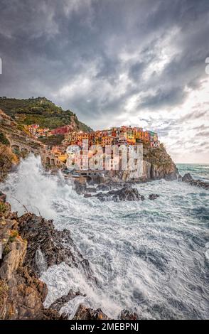 Pittoresque vue orageuse de maisons colorées dans le village à flanc de falaise de Manarola, Cinque Terre, Italie. Banque D'Images