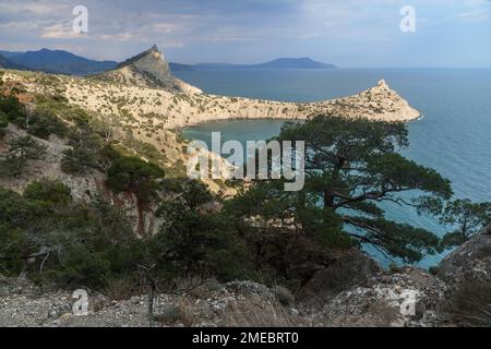 Vue de dessus de Cape Kapchik, Blue Bay et Mont Koba-Kaya au printemps. Crimée Banque D'Images