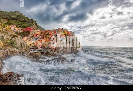 Pittoresque vue orageuse de maisons colorées dans le village à flanc de falaise de Manarola, Cinque Terre, Italie. Banque D'Images