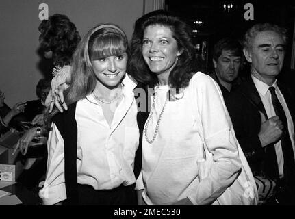 Samantha Eggar et sa fille Jenna Stern à la Fondation des jeunes musiciens collecte de fonds de mode à l'Hôtel Beverly Hilton à Beverly Hills, Californie sur 10 mars 1982 crédit: Ralph Dominguez/MediaPunch Banque D'Images