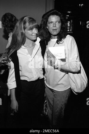 Samantha Eggar et sa fille Jenna Stern à la Fondation des jeunes musiciens collecte de fonds de mode à l'Hôtel Beverly Hilton à Beverly Hills, Californie sur 10 mars 1982 crédit: Ralph Dominguez/MediaPunch Banque D'Images