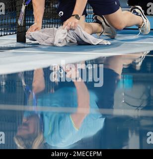 Melbourne, Australie. 24th janvier 2023. Une femme sèche le sol d'un court de tennis après une interruption de pluie à l'Open Credit australien: Frank Molter/dpa/Alamy Live News Banque D'Images