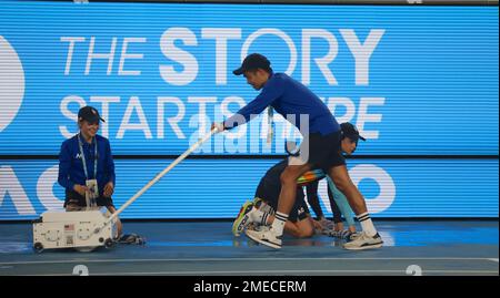 Melbourne, Australie. 24th janvier 2023. Les enfants de ball sèchent le sol d'un court de tennis après une interruption de pluie à l'Open de crédit australien : Frank Molter/dpa/Alamy Live News Banque D'Images