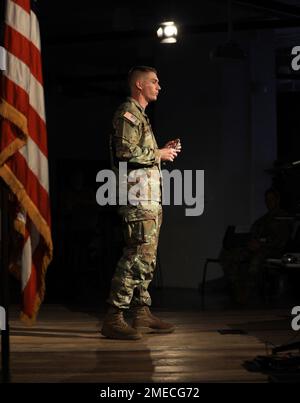 Le Sgt Roger Litton, spécialiste du commerce allié (soudeur), affecté au 92nd Engineer Battalion, 20th Engineer Brigade, basé à fort Stewart, en Géorgie, présente son innovation lors du premier concours d’innovation du DoD, Dragon’s Lair 7, à la Capital Factory d’Austin, au Texas, le 16 août 2022. Litton s'est servi de sa formation comme spécialiste du commerce pour fabriquer un équipement pour conducteur de pieu pour une pelle hydraulique. Banque D'Images