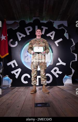 Le Sgt Roger Litton, spécialiste du commerce allié (soudeur), affecté au bataillon des ingénieurs 92nd, 20th, brigade des ingénieurs, basé à fort Stewart, en Géorgie, pose une photo après avoir reçu une médaille du service méritoire de l'Armée à la Capital Factory à Austin, au Texas, le 16 août 2022. Litton a utilisé sa formation comme spécialiste du commerce allié pour fabriquer une fixation de conducteur de pieu pour une pelle hydraulique, qui a finalement remporté le panneau Lair 7 de Dragon. Banque D'Images