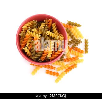 Bol de pâtes fusilli non cuites sur fond blanc Banque D'Images