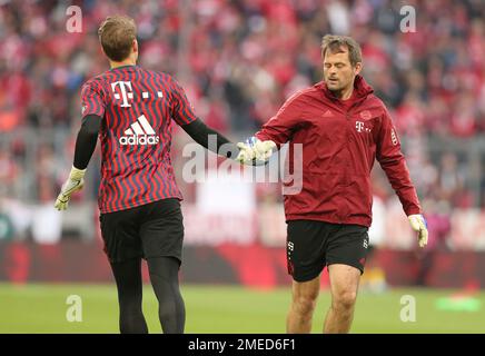 Munich, Allemagne. 23rd avril 2022. Firo : 23 avril 2022, football, 1st Bundesliga, saison de la ligue 1st 2021/2022, FC Bayern Munich, Munich, FCB - BVB Borussia Dortmund Manuel Neuer avec l'entraîneur de gardien de but Toni Tapalovic crédit: dpa/Alamy Live News Banque D'Images
