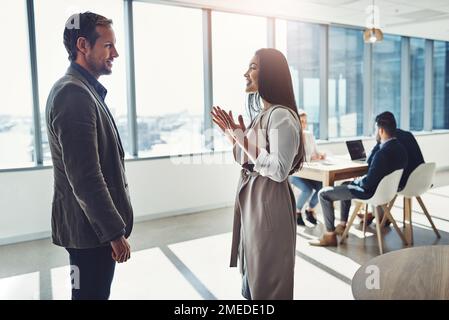 Mettre leurs plans en perspective. hommes d'affaires ayant une discussion dans un bureau. Banque D'Images