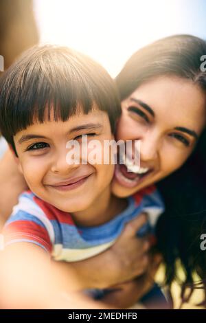 HES mon gars spécial. Portrait en gros plan d'une jeune femme attirante et de son jeune fils à l'extérieur. Banque D'Images