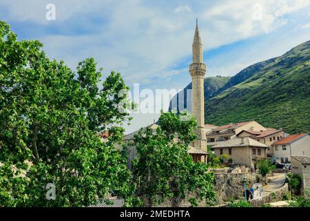 Vue panoramique sur le paysage urbain du printemps et des verts de Mostar, Bosnie-Herzégovine Banque D'Images