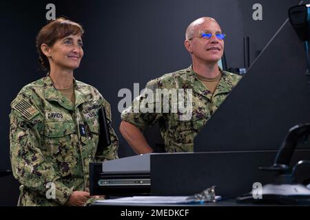 SAN DIEGO (16 août 2022), sous-ministre adjoint Yvette Davids, chef de cabinet, États-Unis Le Commandement Sud et le sous-ministre adjoint Jason Lloyd, ingénieur en chef et commandant adjoint pour la conception, l'intégration et le génie naval des navires, font le tour du Centre d'entraînement des compétences Mariner Pacifique (CMPSTAC) lors du Symposium de formation des officiers de drapeau des officiers de guerre de surface (SWFOTS) de 2022. SWFOTS offre aux officiers du pavillon de la communauté de surface l’occasion de discuter des besoins actuels et futurs de la Marine. Banque D'Images