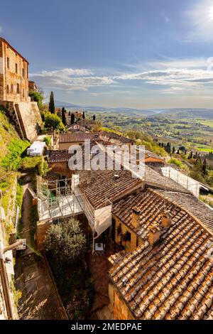 Vue sur les toits de Montepulciano dans le Val d'Orcia en Toscane, Italie. Banque D'Images