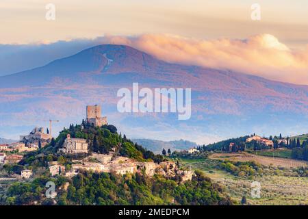 Vue sur Castiglione d'Orcia dans la lumière du soir dans le Val d'Orcia en Toscane, Italie, avec Monte Amiata en arrière-plan. Banque D'Images