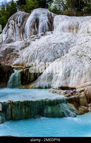 Bagni di San Filippo, sources d'eau chaude en Toscane, Italie. Banque D'Images