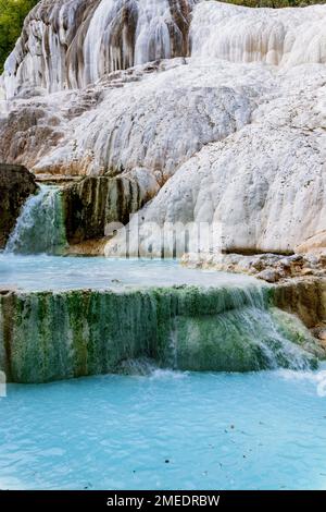 Bagni di San Filippo, sources d'eau chaude en Toscane, Italie. Banque D'Images