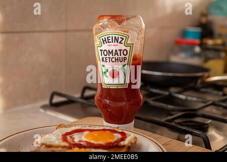 Londres. ROYAUME-UNI- 01.22.2023. Une bouteille de ketchup de tomate Heinz sur le plan de travail de la cuisine. Banque D'Images