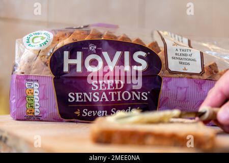 Londres. UK- 01.22.2023.Un paquet de pain Hovis Seed sensation sur une cuisine en bois. Banque D'Images