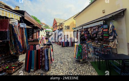 Vieille ville dans le centre-ville de Mostar avec les souvenirs traditionnels colorés à Mostar, Bosnie-Herzégovine Banque D'Images