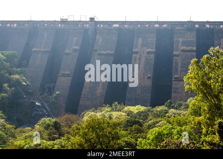 Barrage Wilson, également connu sous le nom de barrage Bhandara, entouré par les magnifiques chaînes de montagnes Sahyadri en Inde Banque D'Images