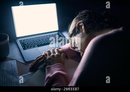 Écran de sommeil, de nuit et d'ordinateur portable de l'étudiant avec étude, apprentissage et éducation dépression, fatigue ou épuisement. Déprimé, stressé et triste ou fatigué Banque D'Images