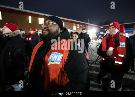 Almere, pays-Bas. 24th janvier 2023. ALMERE - des responsables municipaux en grève se rencontrent. Les collecteurs d'ordures et les agents d'enquête spéciaux (BOAS) sont en grève pendant deux jours. Les militants veulent faire respecter une meilleure convention collective avec des interruptions de travail et des grèves. ANP EVA PLEVIER pays-bas - belgique sortie crédit: ANP/Alay Live News Banque D'Images