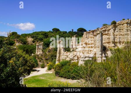 Les orgues d'Ille sur Tet organes de Ille-sur-Têt cheminées de fées en pierre situées sur un site géologique et touristique dans le sud de la france Banque D'Images