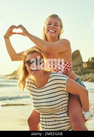 Je suis mon meilleur ami. jeunes filles meilleures amies qui traînaient à la plage. Banque D'Images