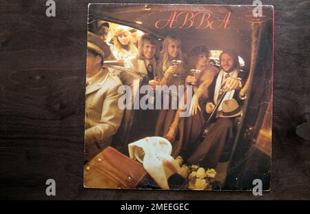 Lublin, Pologne. 18 janvier 2023. Pochette d'album en vinyle Abba sur table en bois sombre Banque D'Images