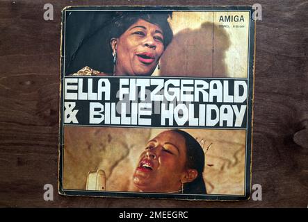 Lublin, Pologne. 18 janvier 2023. Ella Fitzgerald et Billie Holiday pochette d'album en vinyle sur table en bois sombre. Banque D'Images