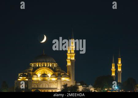 Photo de fond islamique. Mosquée Suleymaniye avec croissant de lune. Ramadan ou kandil ou lalat al-qadr concept photo. Banque D'Images