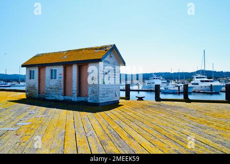 Petit bâtiment avec un toit jaune à la marina de Monterey. Banque D'Images