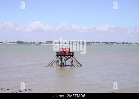 Cabanes de pêche rouges et filets à Royan Saint-Palais-sur-Mer en Charente France Banque D'Images