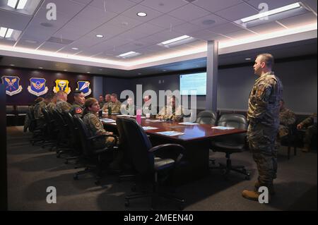 ÉTATS-UNIS Benjamin Fogarty, major de la Force aérienne, 509th Bomb Wing, directeur de l'innovation WiNG, parle aux dirigeants de l'aile du processus de classement des idées présentées au Stealthwerx Spark Tank, à la base aérienne de Whiteman, Missouri, 16 août 2022. Le but du concours annuel Spark Tank est d'inciter les aviateurs de tous les rangs et les civils du ministère de la Défense à présenter des idées d'amélioration de la Force aérienne. Toutes les idées présentées pendant le concours de la Spark Tank sont évaluées pour un financement au niveau de l'aile, même si ce n'est pas un finaliste. Banque D'Images