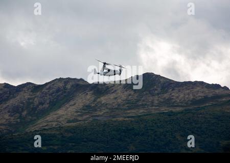 ÉTATS-UNIS Marines avec le Marine Medium Tiltrotor Squadron 161, Marine Aircraft Group 16, 3rd Marine Aircraft Wing, décollage de la base interarmées Elmendorf-Richardson (Alaska), le 16 août 2022. Le MV-22B Osprey a remplacé l'hélicoptère à levage moyen CH-46 Sea Knight, fournissant un avion à levage moyen plus rapide et plus maniable, améliorant la capacité et la capacité de la Force opérationnelle Marine Air-sol dans un environnement opérationnel en constante évolution. Banque D'Images