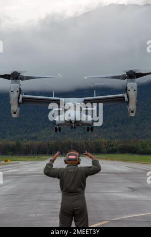 ÉTATS-UNIS Le Sgt Karl Magat, mécanicien de tiltrotor du Marine Medium Tiltrotor Squadron 161, Marine Aircraft Group 16, 3rd Marine Aircraft Wing, guide un MV-22B Osprey à la base interarmées Elmendorf-Richardson, Alaska, le 16 août 2022. Le MV-22B combine la capacité d’un hélicoptère à levage moyen avec la vitesse et la portée d’un avion à voilure fixe, permettant un déploiement et un engagement de 3rd MAW à tout moment, en tout lieu et à tout moment. Banque D'Images