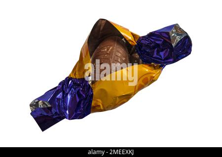 Lait de Cadbury chocolat à l'orange isolé sur fond blanc - Mini-œufs de chocolat au lait avec un centre de chocolat au lait à saveur d'orange lisse Banque D'Images