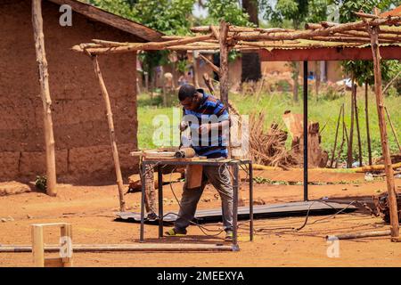 Les Africains locaux font un travail quotidien au Ghana Village, en Afrique de l'Ouest Banque D'Images