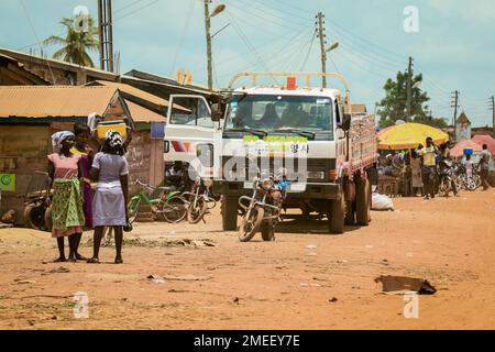 Les Africains locaux font un travail quotidien au Ghana Village, en Afrique de l'Ouest Banque D'Images