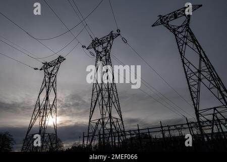 France, Lentilly, 2023-01-03. Alignement des pylônes électriques. Photographie de Franck CHAPOLARD Banque D'Images