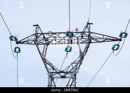 France, Lentilly, 2023-01-03. Gros plan d'un pylône électrique. Photographie de Franck CHAPOLARD Banque D'Images