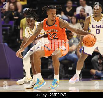 Baton Rouge, États-Unis. 18th janvier 2023. Le garde d'Auburn Allen Flanigan (22) tente de poster la garde LSU Cam Hayes (1) lors d'un match de basket-ball universitaire au Pete Maravich Assembly Center à bâton-Rouge, Louisiane, mercredi, 18 janvier 2022. (Photo de Peter G. Forest/Sipa USA) crédit: SIPA USA/Alay Live News Banque D'Images